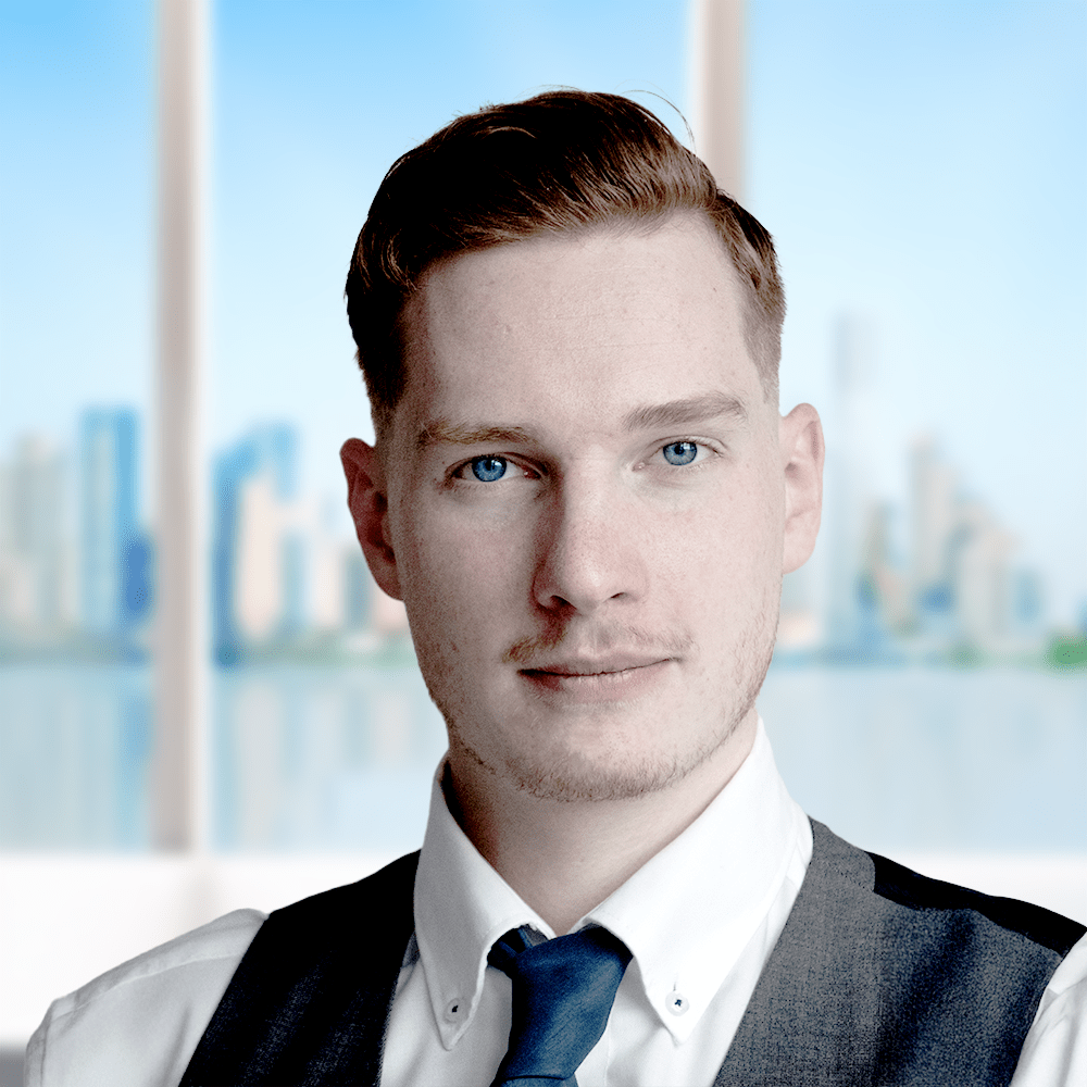 Samuel Steger vor großer Kulisse von Gebäuden